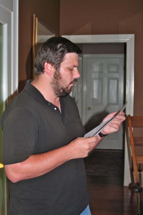 IMG_3464 Rocky McKeon lit un extrait de son texte, L'argent a peur
