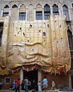El Anatsui, « Fresh and Fading Memories », Palazzo Fortuny, Venise, 2007 (c. October Gallery, Londres)